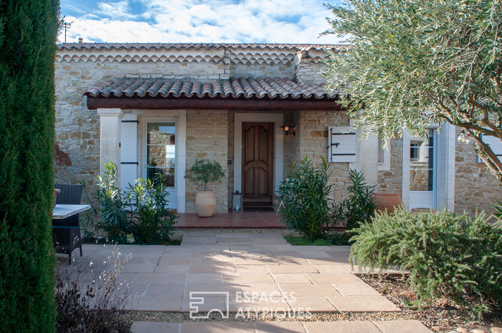 Belle maison en pierre de plain pied avec vue sur la garrigue