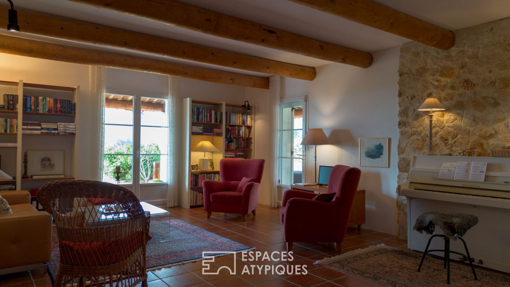 Belle maison en pierre de plain pied avec vue sur la garrigue