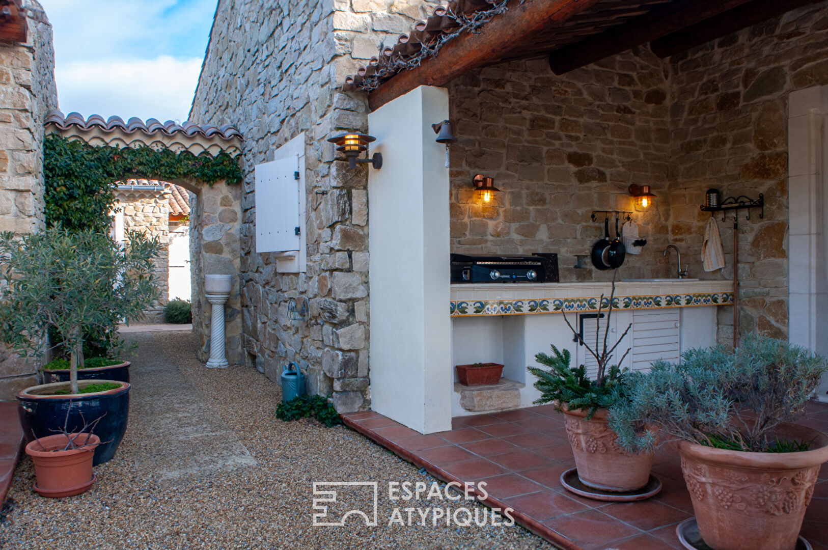 Belle maison en pierre de plain pied avec vue sur la garrigue