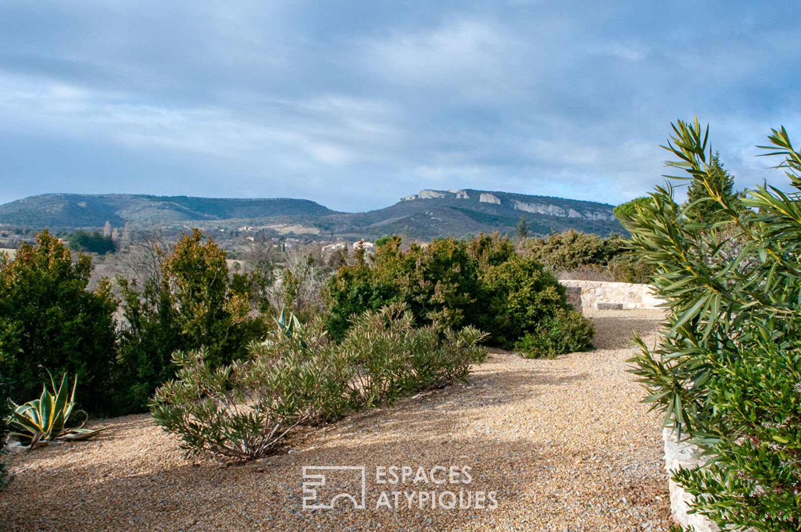 Belle maison en pierre de plain pied avec vue sur la garrigue