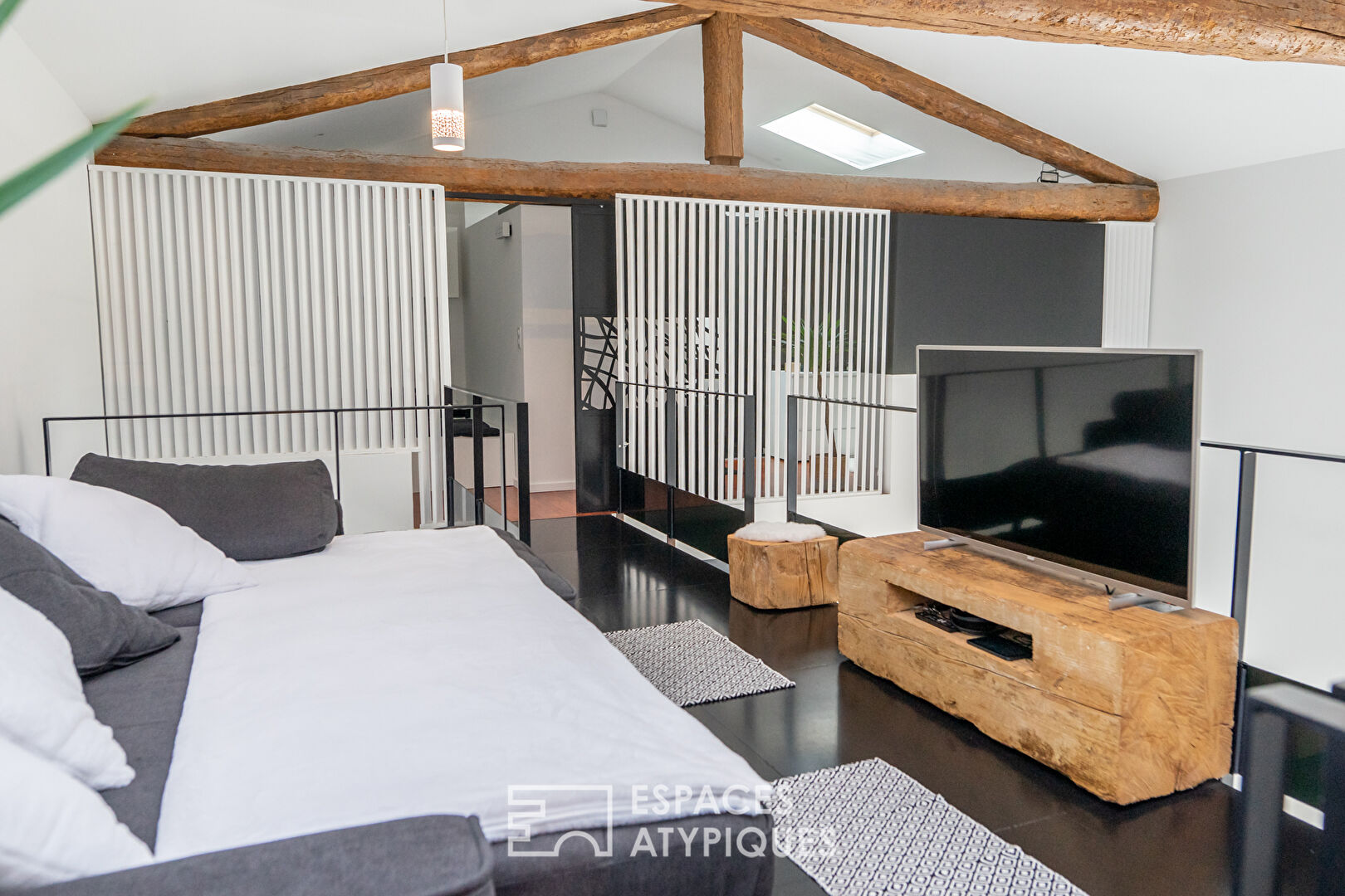 En Ardèche, un loft au confort généreux occupe discrètement une ancienne bergerie.