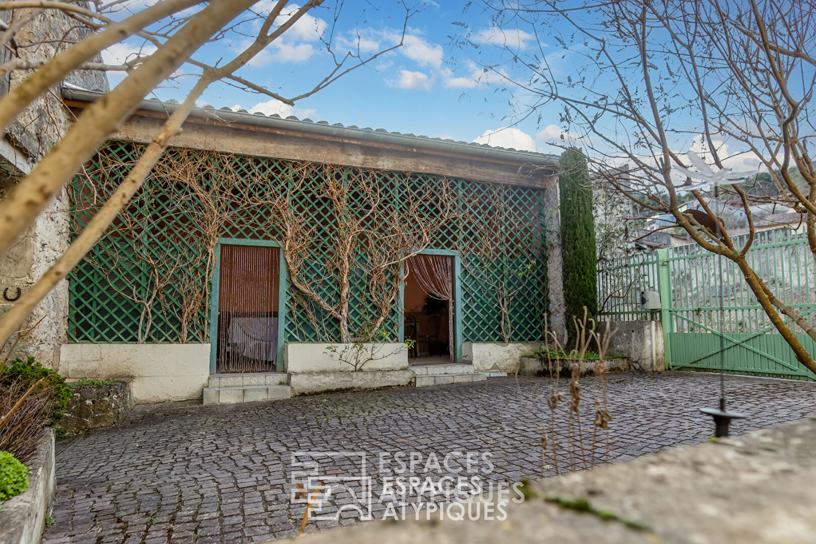 Cette ancienne maison de village de la Drôme a la saveur des souvenirs d’enfance.