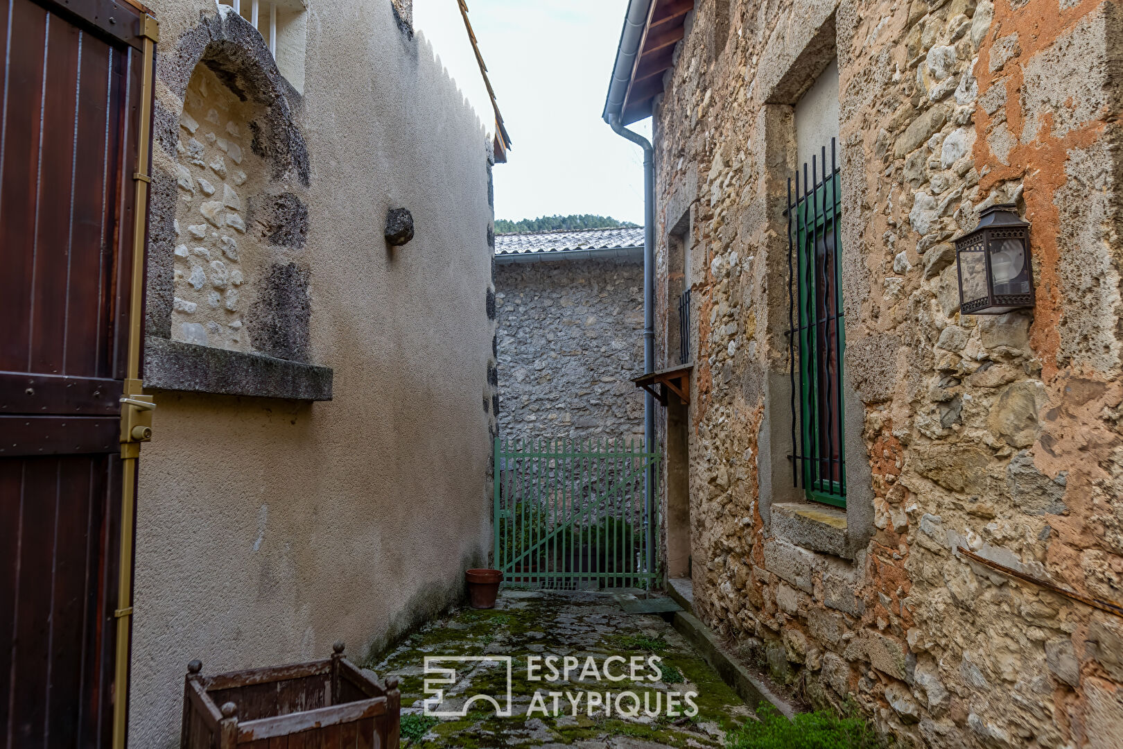 Cette ancienne maison de village de la Drôme a la saveur des souvenirs d’enfance.