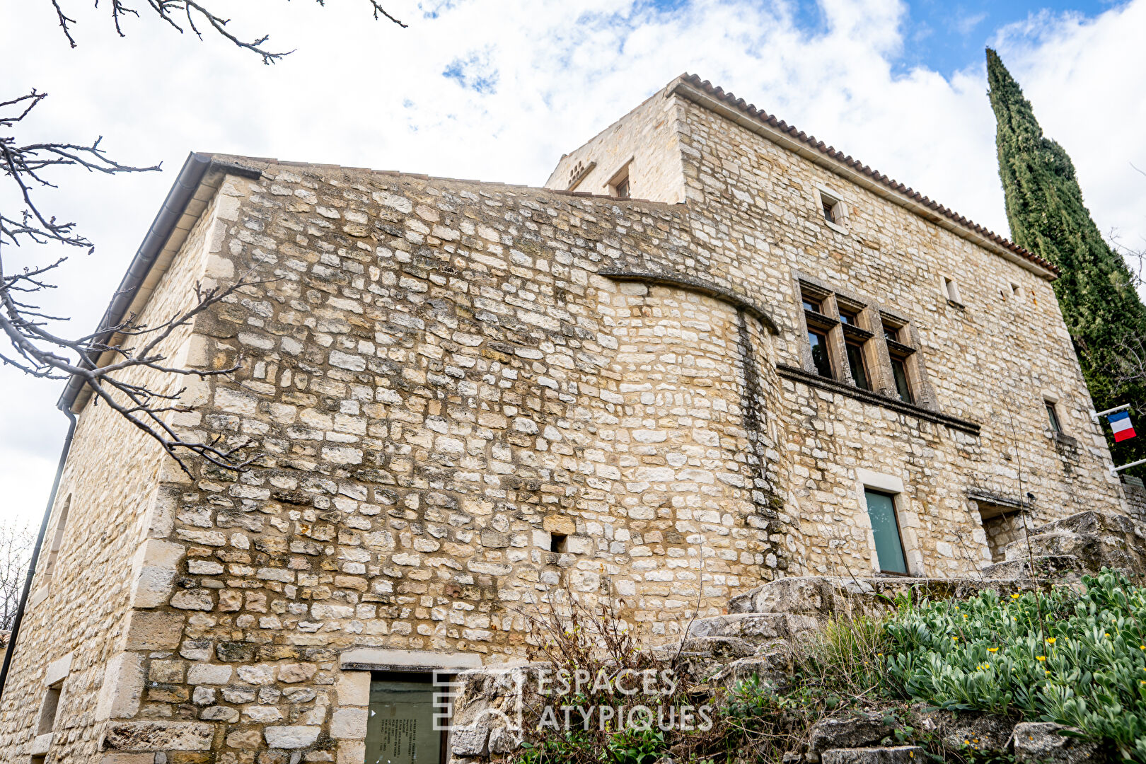 Art centre in the heart of a historic village in Drôme provençale