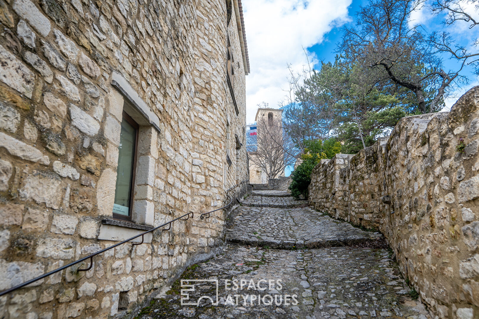 Art centre in the heart of a historic village in Drôme provençale