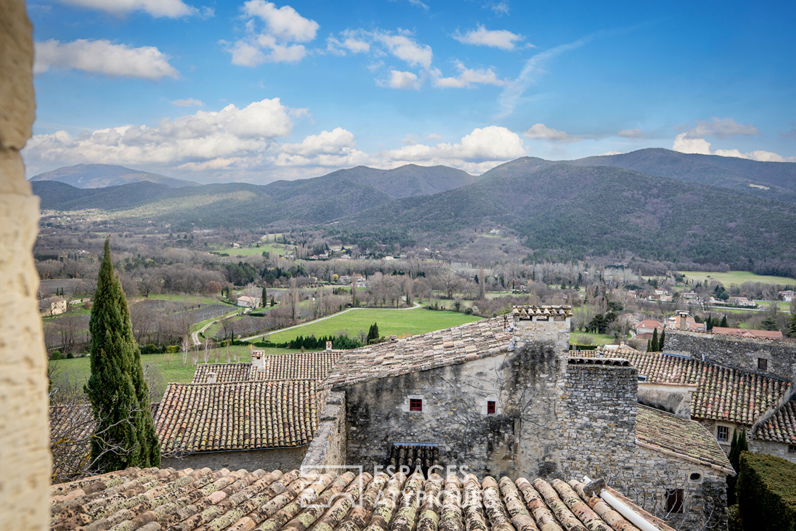 Art centre in the heart of a historic village in Drôme provençale