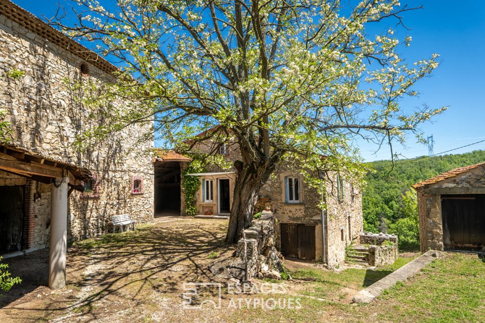 Le temps est suspendu à ce corps de ferme, de l'Ardèche verte.