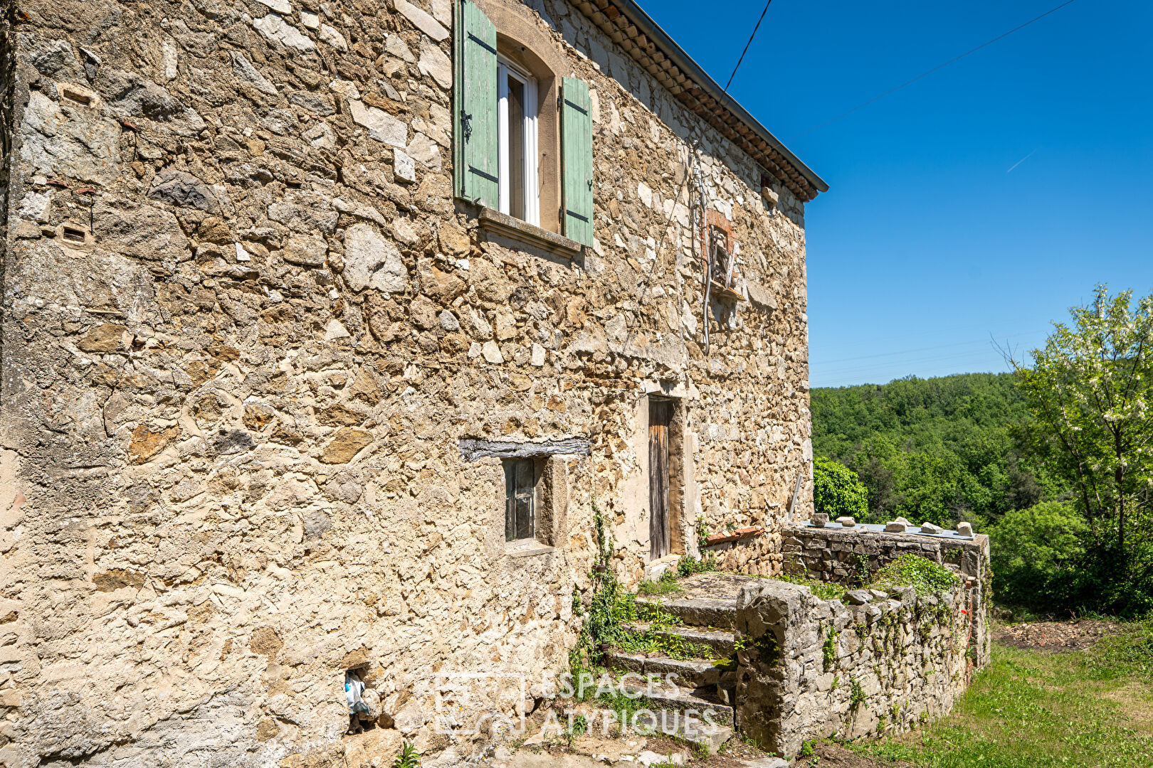 Le temps est suspendu à ce corps de ferme, de l’Ardèche verte.