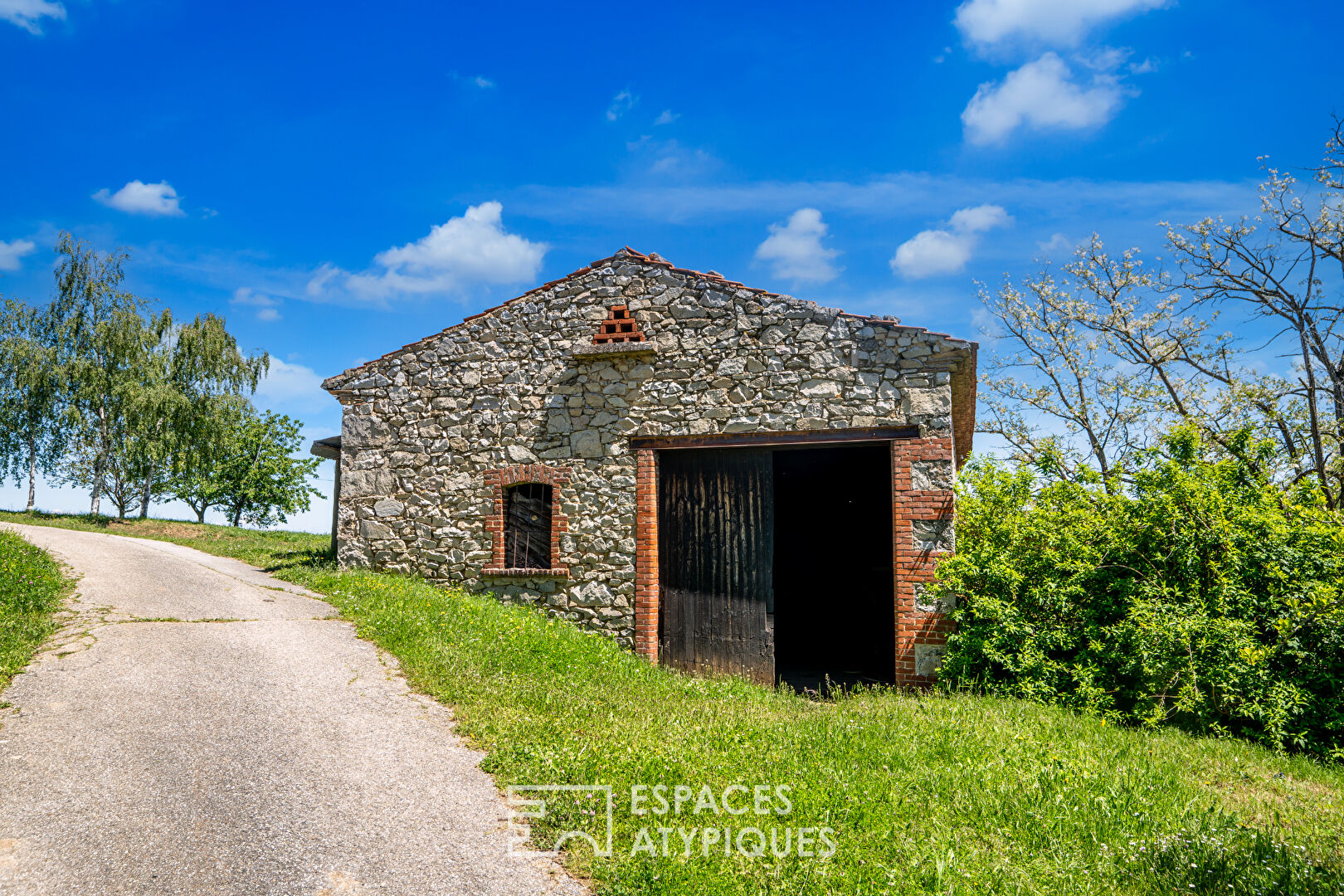 Le temps est suspendu à ce corps de ferme, de l’Ardèche verte.
