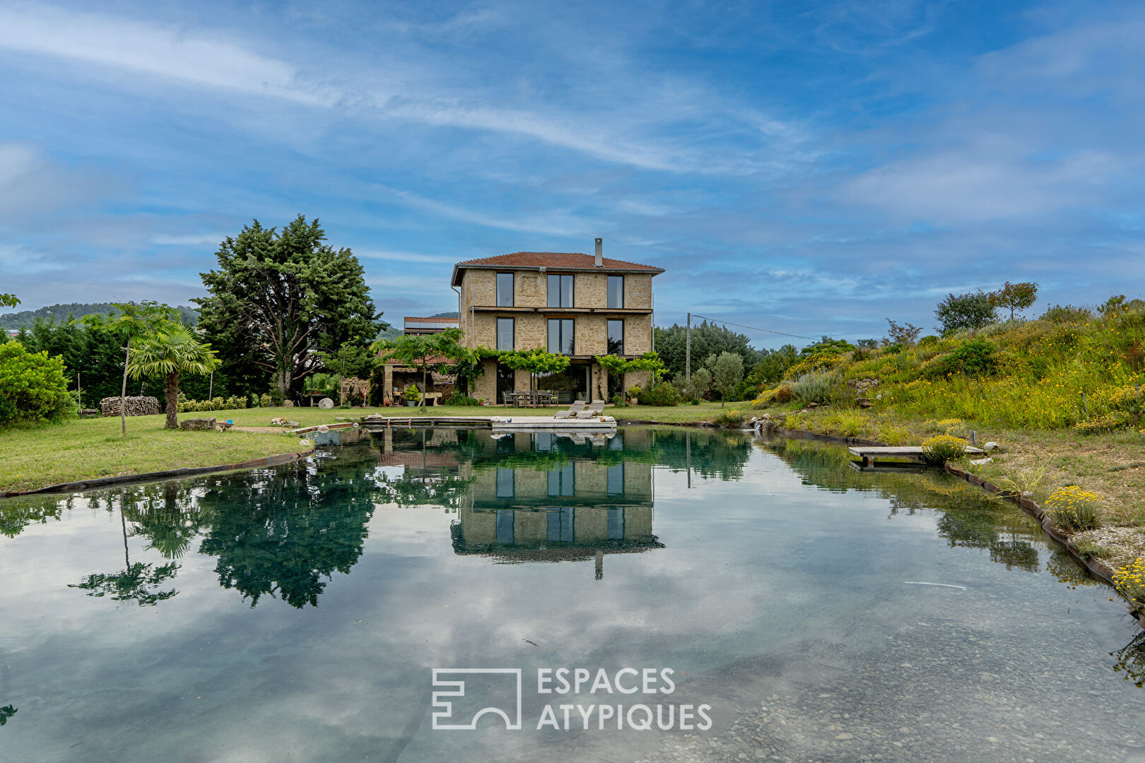 Propriété avec 3 hectares et une piscine naturelle en Drôme des Collines