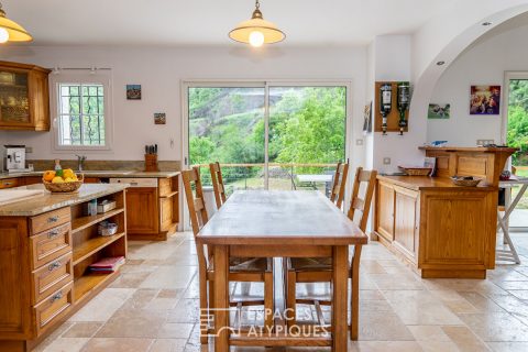Propriété avec vue panoramique et 40 hectares en Ardèche