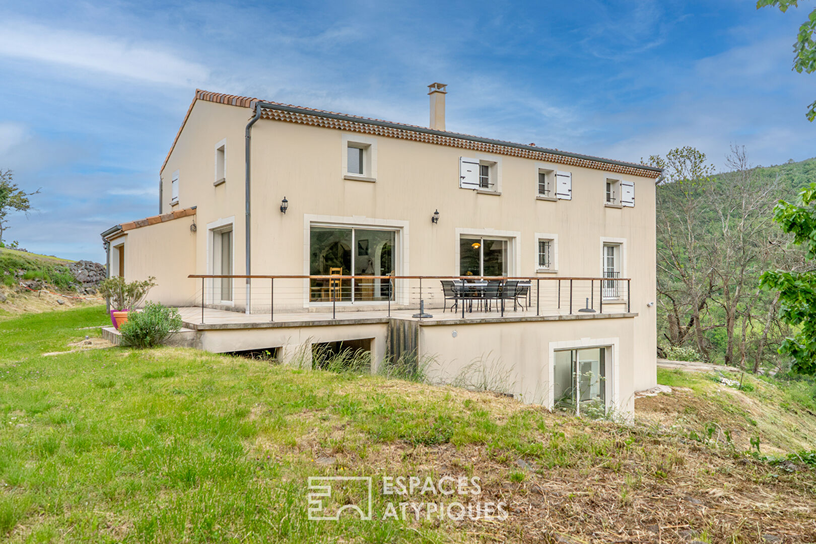 Propriété avec vue panoramique et 40 hectares en Ardèche