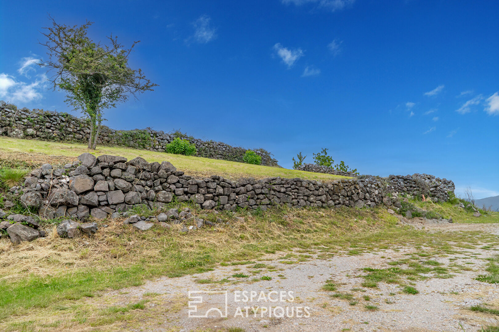 Propriété avec vue panoramique et 40 hectares en Ardèche