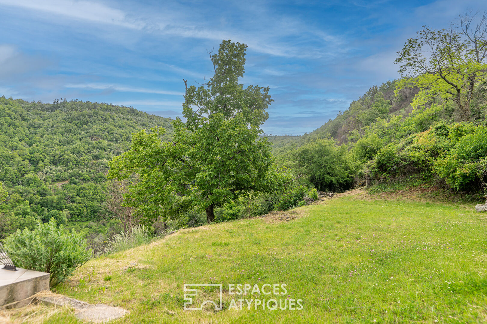 Propriété avec vue panoramique et 40 hectares en Ardèche