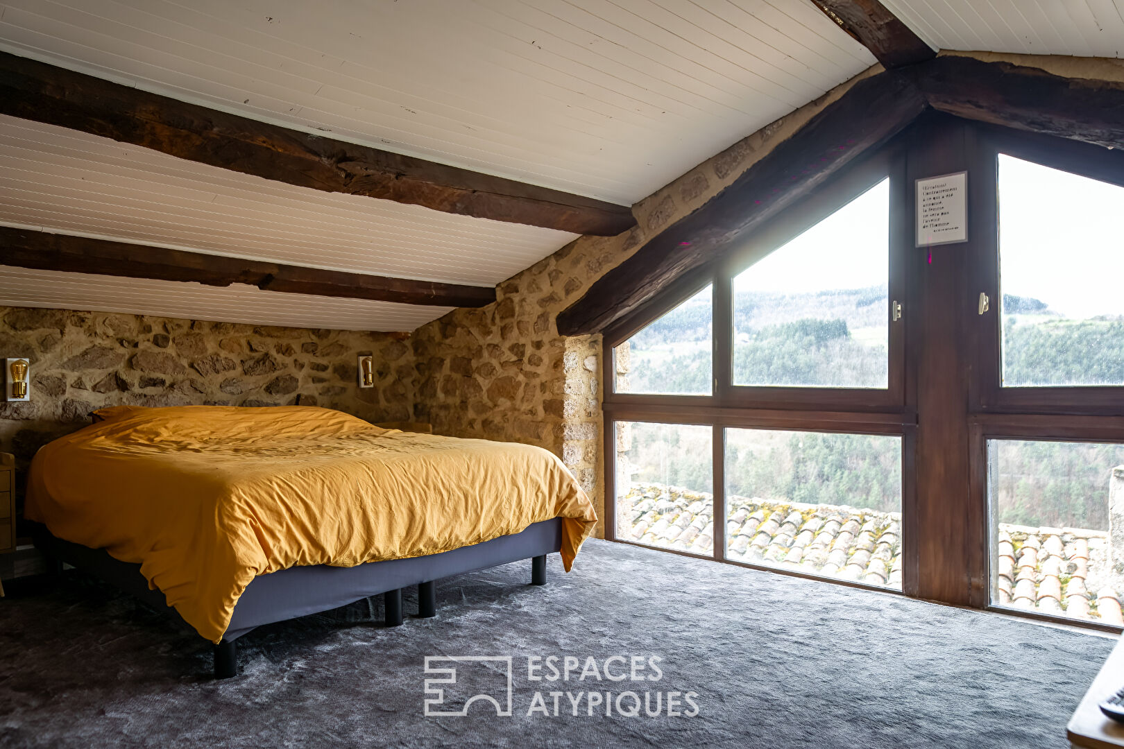 Une touche d’originalité se frotte à la rusticité d’une maison de campagne en Ardèche Verte