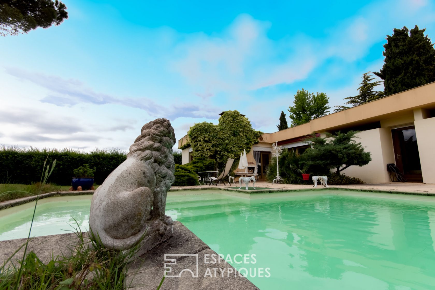 MAISON D’ARCHITECTE DE PLAIN PIED AVEC PISCINE