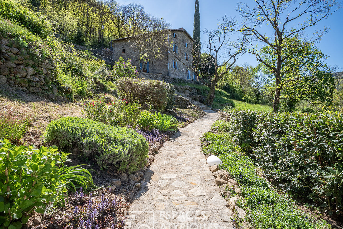 Authentique maison en pierre restaurée avec vue sur 16ha en Ardèche