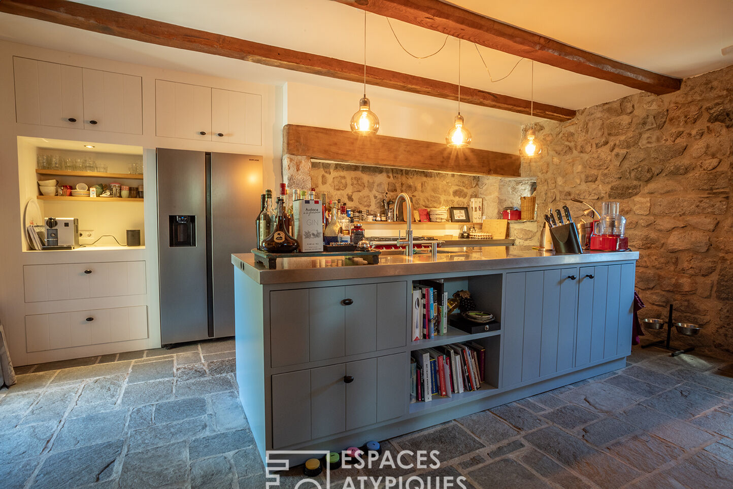 Authentique maison en pierre restaurée avec vue sur 16ha en Ardèche