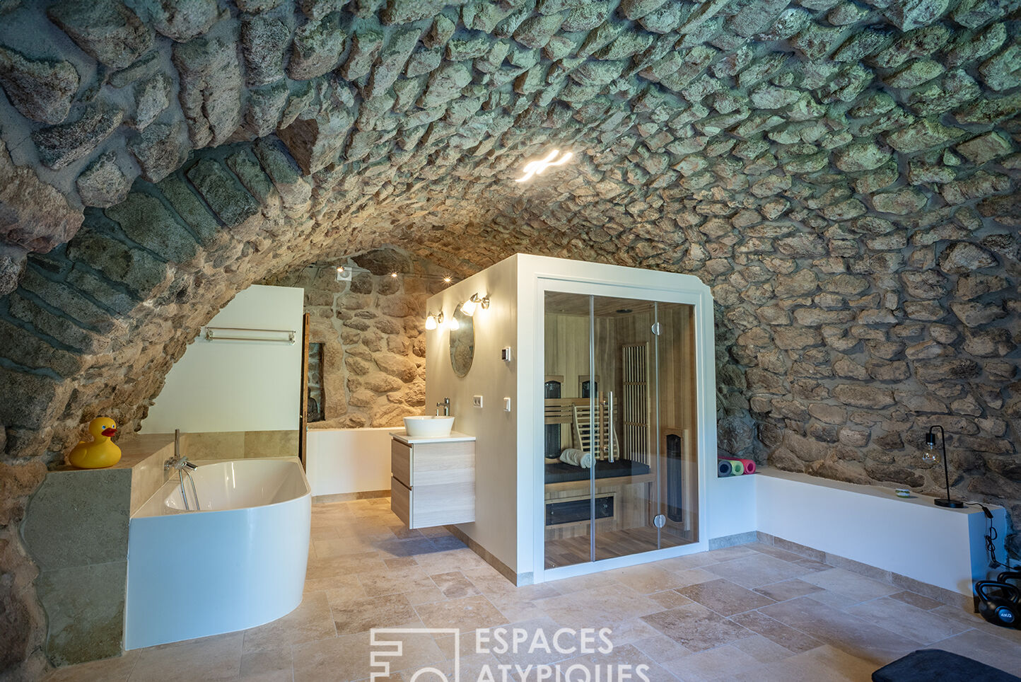 Authentique maison en pierre restaurée avec vue sur 16ha en Ardèche