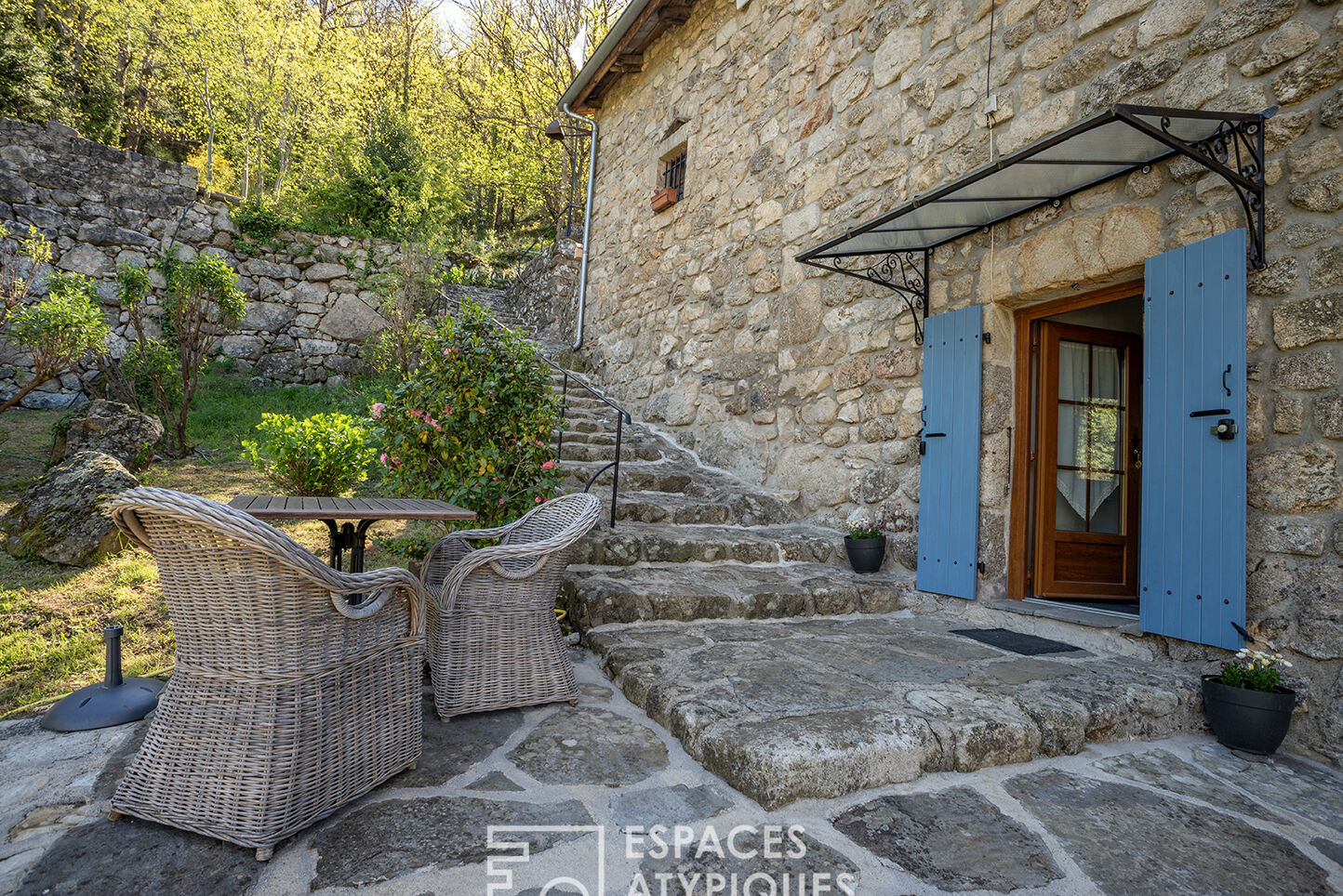 Authentique maison en pierre restaurée avec vue sur 16ha en Ardèche