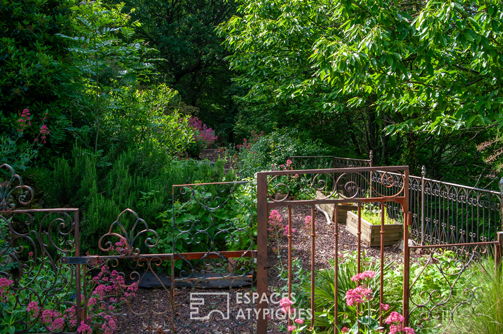 Charming wooden house in the middle of a beautiful pleasure garden in Vals les Bains
