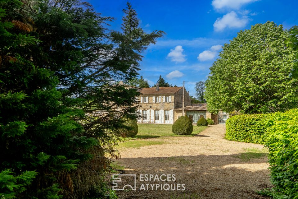 Château du XVIIIème au bord du Rhône avec piscine et dépendances