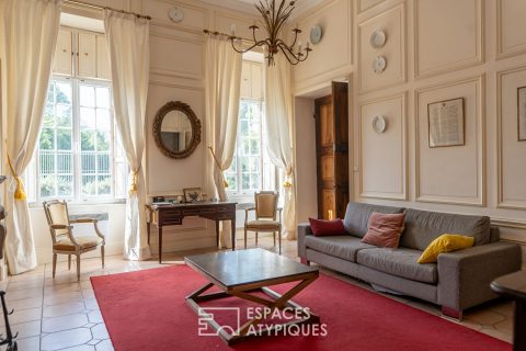 Château du XVIIIème au bord du Rhône avec piscine et dépendances