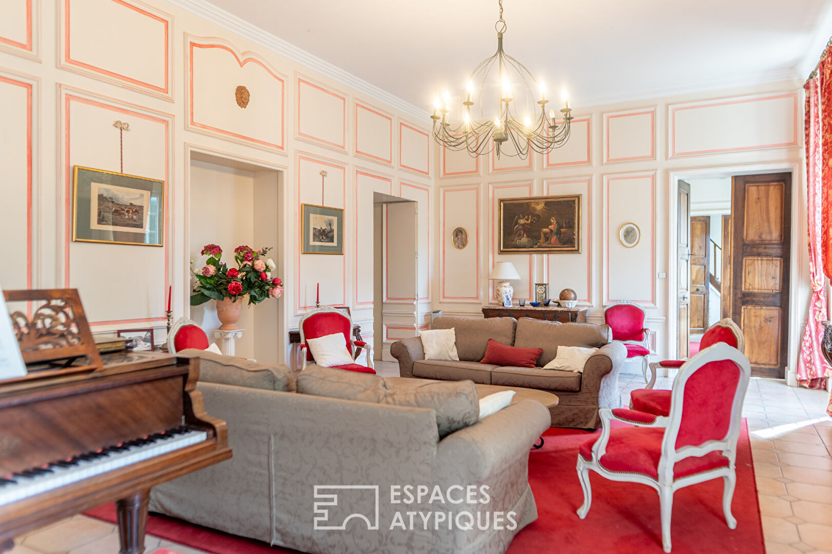 Château du XVIIIème au bord du Rhône avec piscine et dépendances