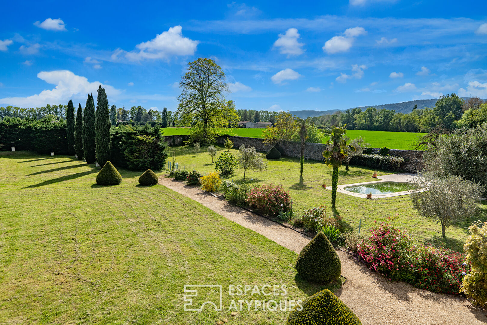Château du XVIIIème au bord du Rhône avec piscine et dépendances