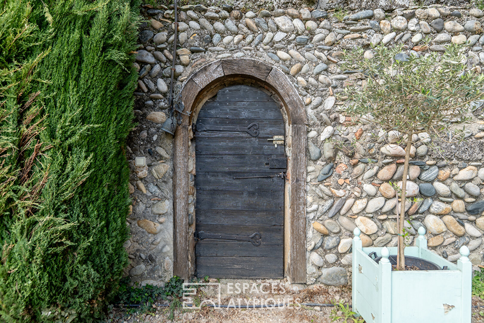 Château du XVIIIème au bord du Rhône avec piscine et dépendances