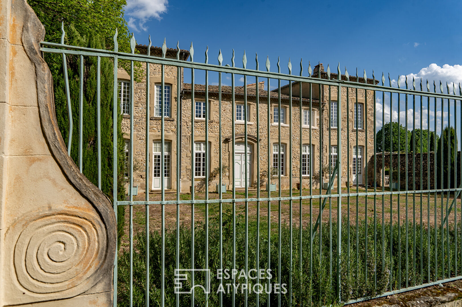 Château du XVIIIème au bord du Rhône avec piscine et dépendances