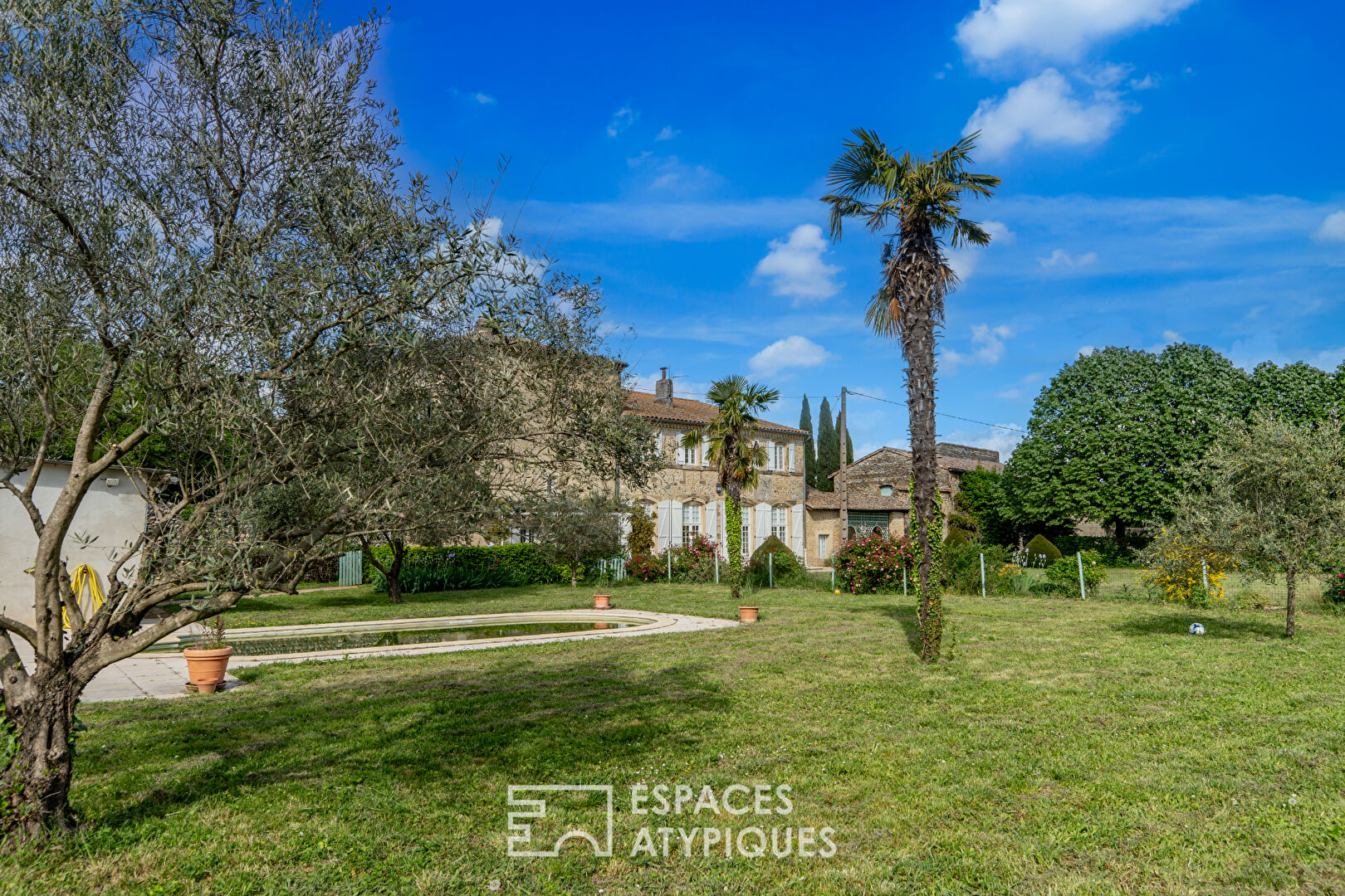 Château du XVIIIème au bord du Rhône avec piscine et dépendances