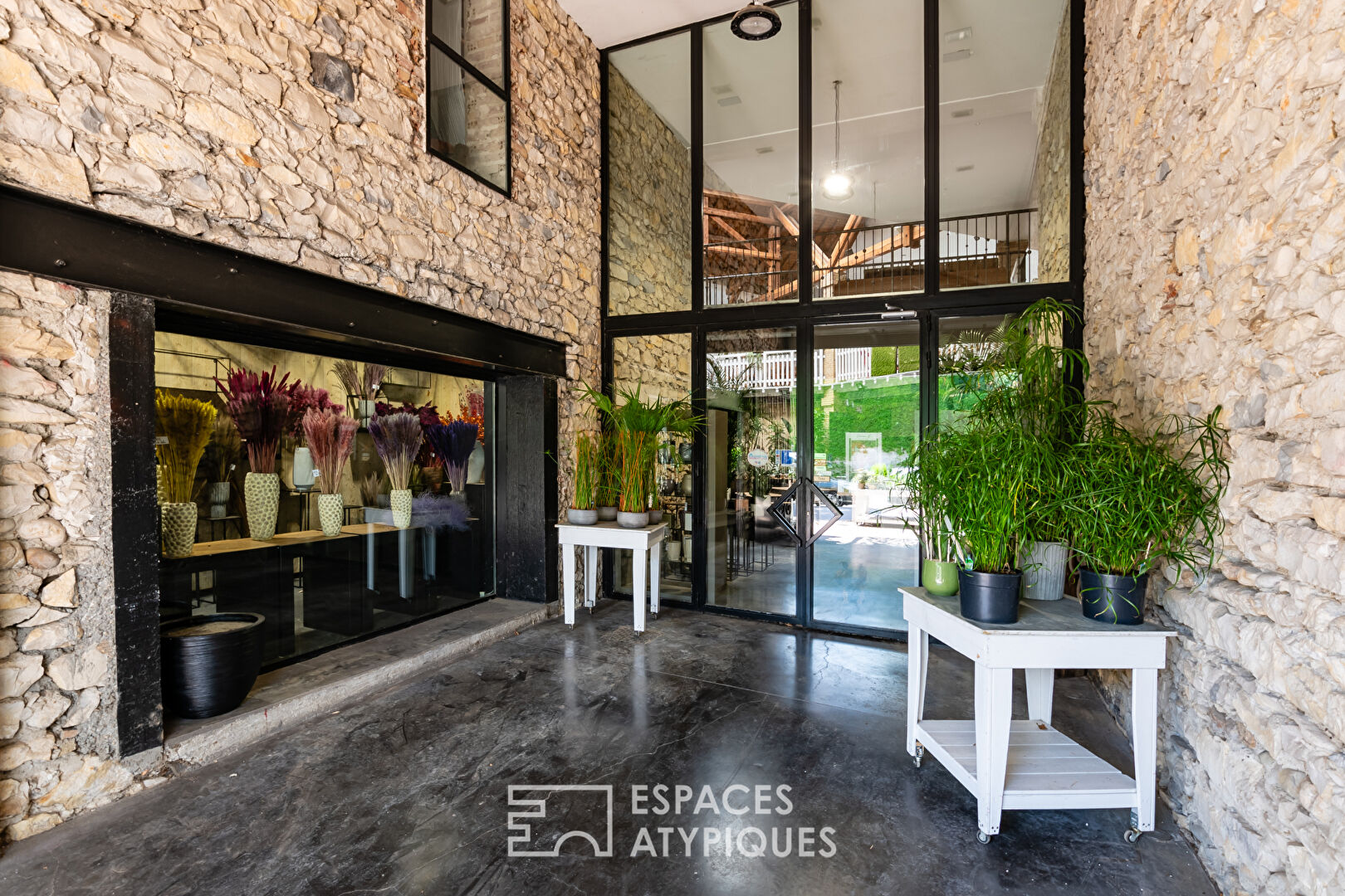 Sumptuous loft or commercial premises in Provence