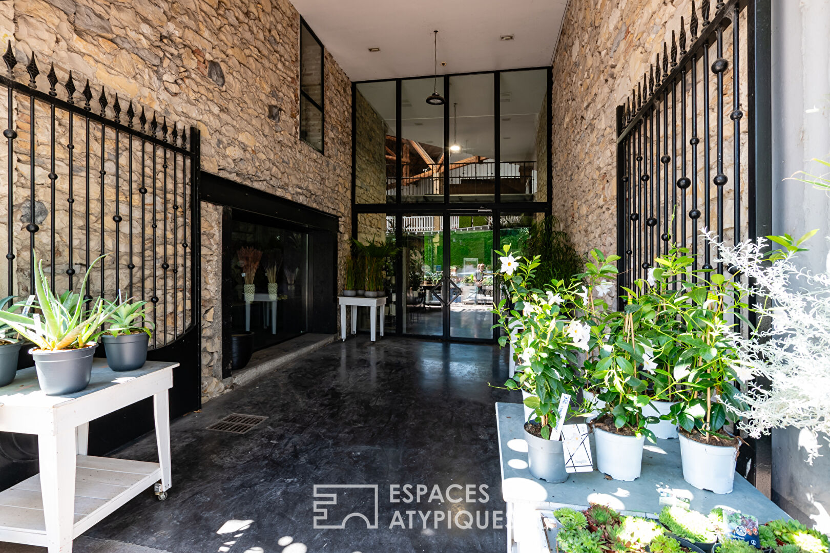 Sumptuous loft or commercial premises in Provence