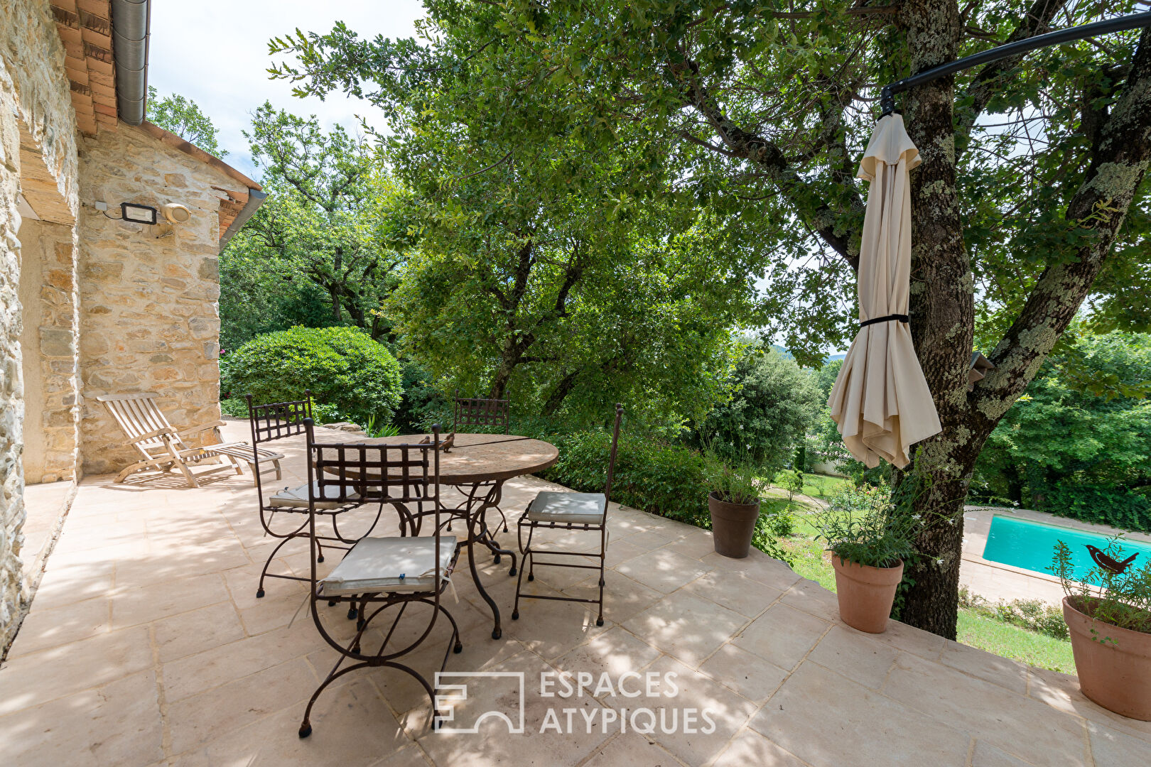 Character house with panoramic views in Provence