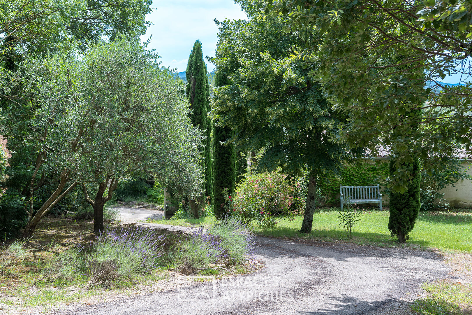 Character house with panoramic views in Provence