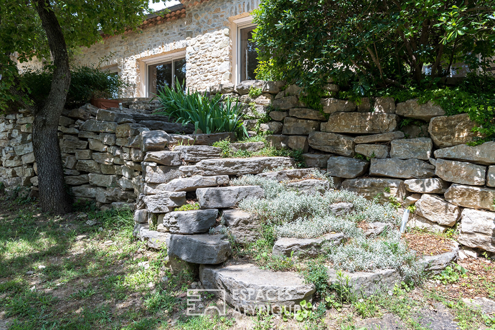 Character house with panoramic views in Provence