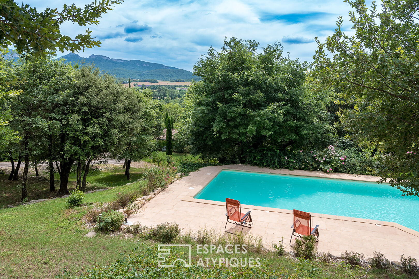 Character house with panoramic views in Provence