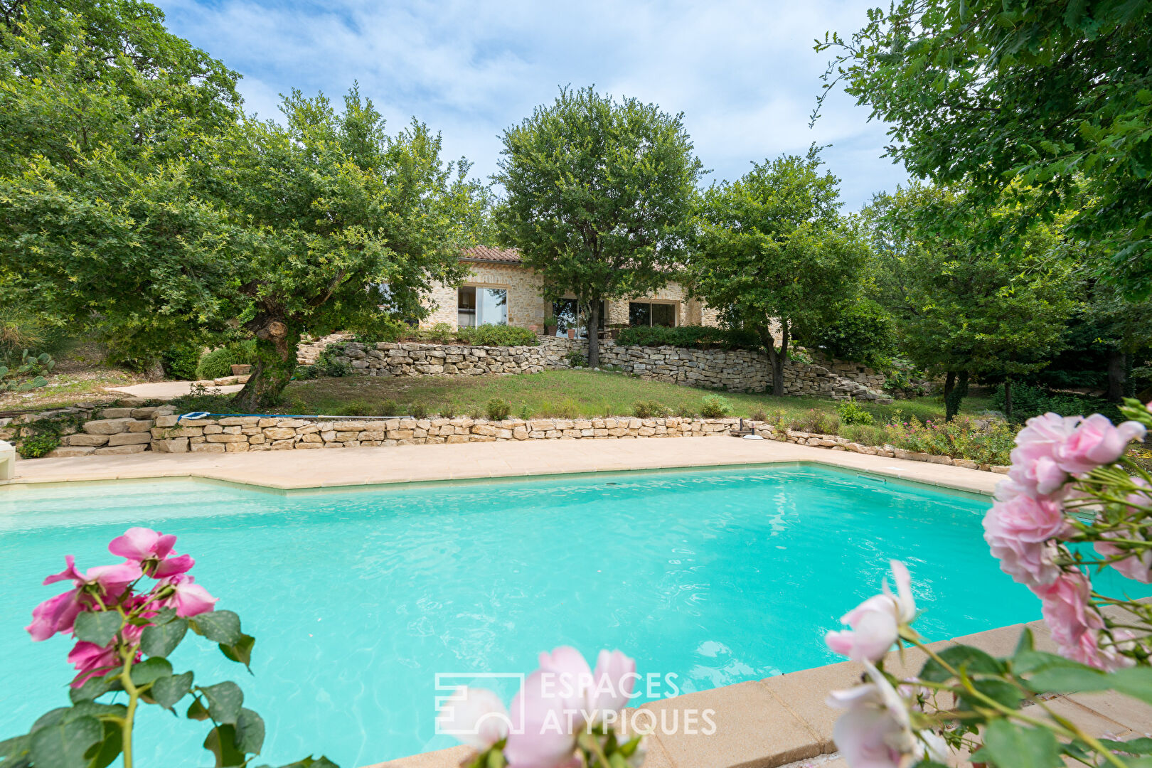 Character house with panoramic views in Provence