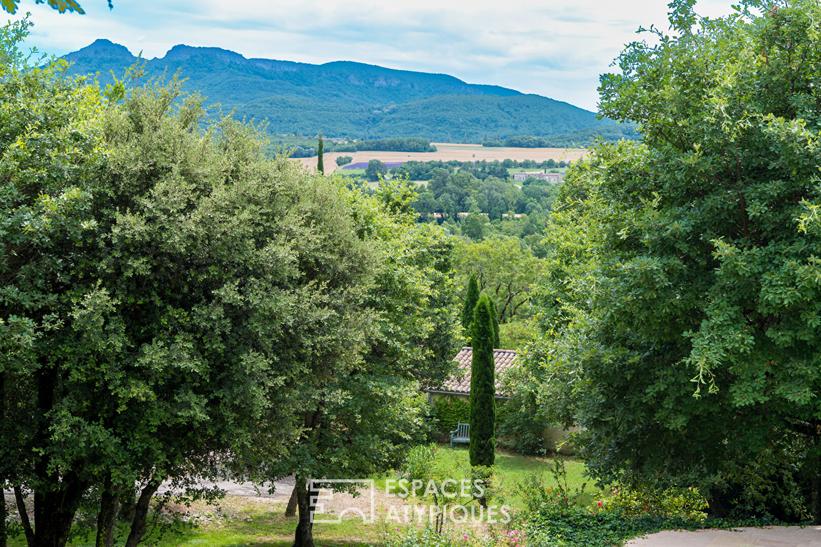 Character house with panoramic views in Provence