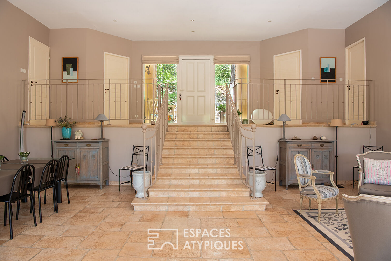 Character house with panoramic views in Provence