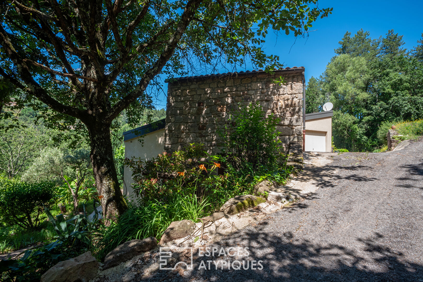 Lumineuse maison d’architecte dans son écrin végétal en Ardèche méridionale