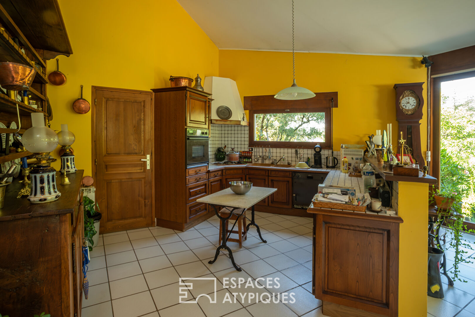 Lumineuse maison d’architecte dans son écrin végétal en Ardèche méridionale