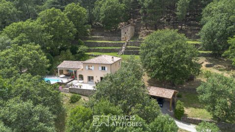 Maison d’architecte avec piscine dans un écrin boisé proche d’Aubenas
