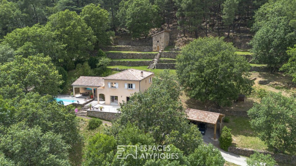 Maison d'architecte avec piscine dans un écrin boisé proche d'Aubenas