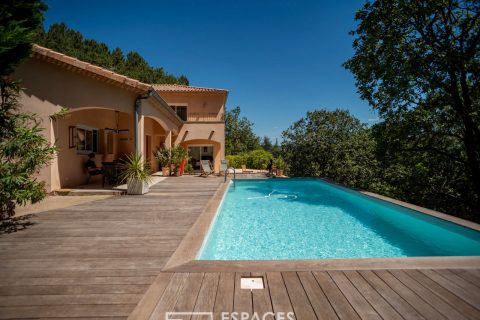 Maison d’architecte avec piscine dans un écrin boisé proche d’Aubenas
