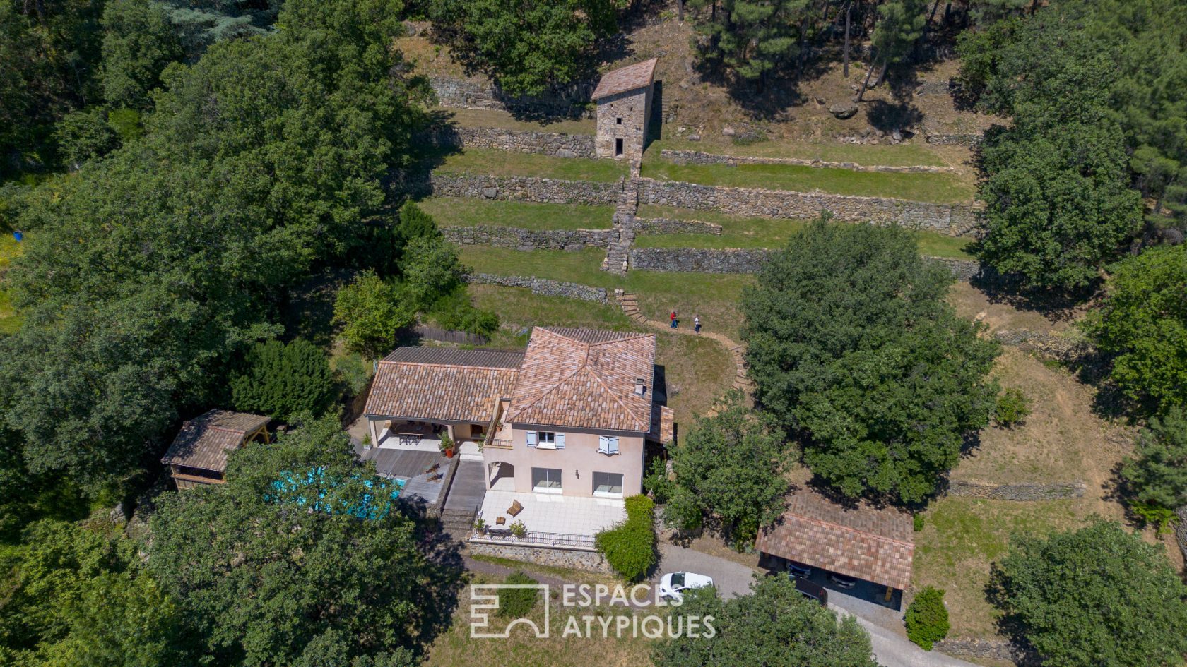 Maison d’architecte avec piscine dans un écrin boisé proche d’Aubenas