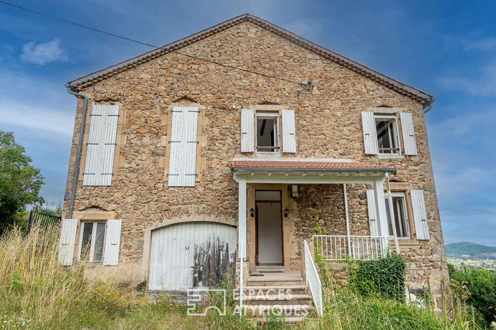 Ce corps de ferme atypique, élancé sur l’Ardèche verte, pourrait faire place à de nouveaux dessins.