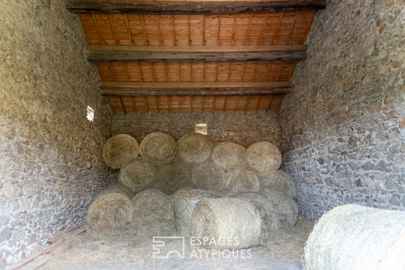 Ce corps de ferme atypique, élancé sur l’Ardèche verte, pourrait faire place à de nouveaux dessins.
