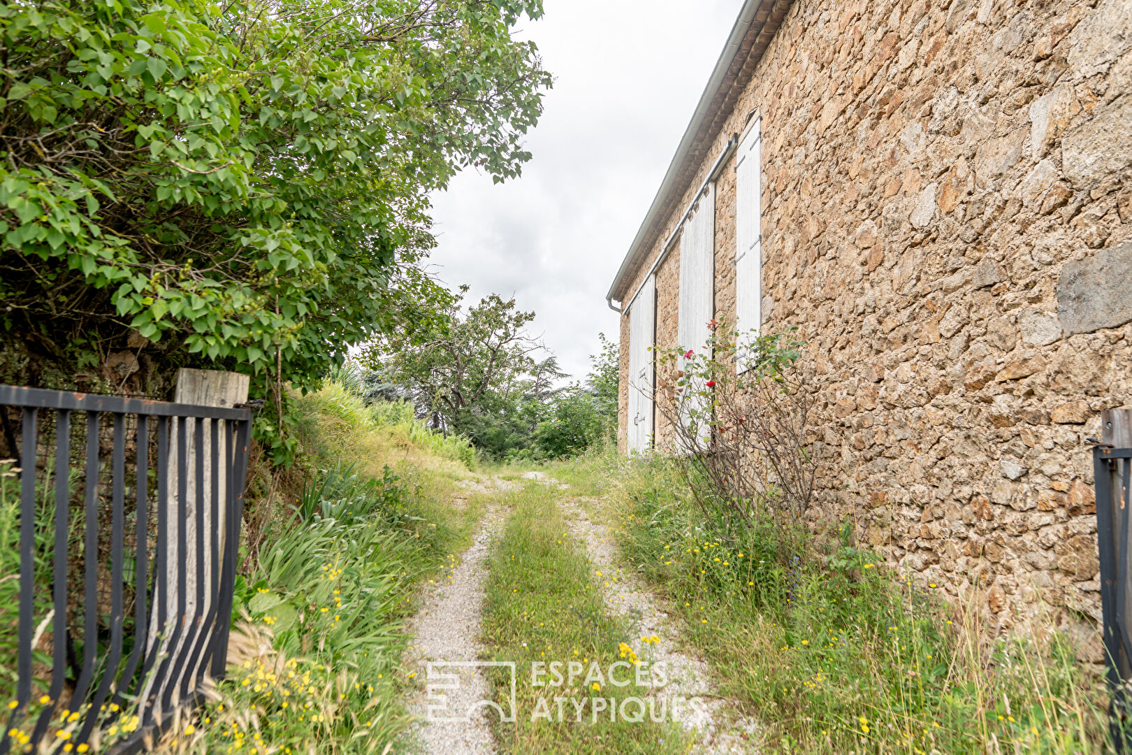 Ce corps de ferme atypique, élancé sur l’Ardèche verte, pourrait faire place à de nouveaux dessins.